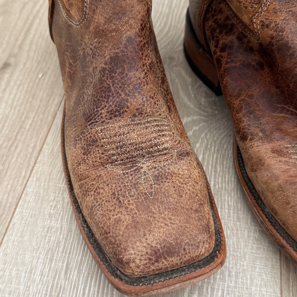 Justin Men’s LIKE NEW square toe distressed Bent Rail boots; retailed at $250 - Picture 6 of 13